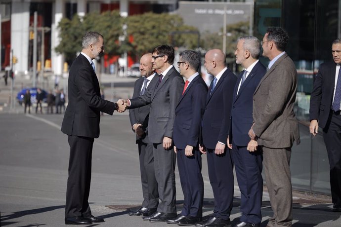 El Rei saludant el president de la Generalitat, Salvador Illa