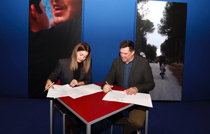 Ana Herrera (Diputació de Barcelona) y Edgar Weggelaar (Queer Destinations) firmando el acuerdo para la provincia de Barcelona.