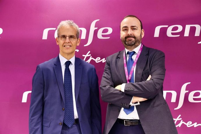 El director general de Renfe Viajeros, Rafael Cortés, y el secretario general de la FEMP, Luis Martínez-Sicluna, en Fitur 2025.