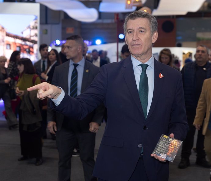 El presidente del Partido Popular, Alberto Núñez Feijóo, durante su visita a la Feria Internacional de Turismo (FITUR), en el estand de Extremadura, en IFEMA Madrid, a 23 de enero de 2025, en Madrid (España). Fitur es un punto de encuentro global para los