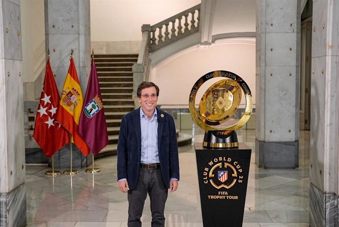 José Luis Martínez-Almeida junto al trofeo del Mundial de Clubes de la FIFA