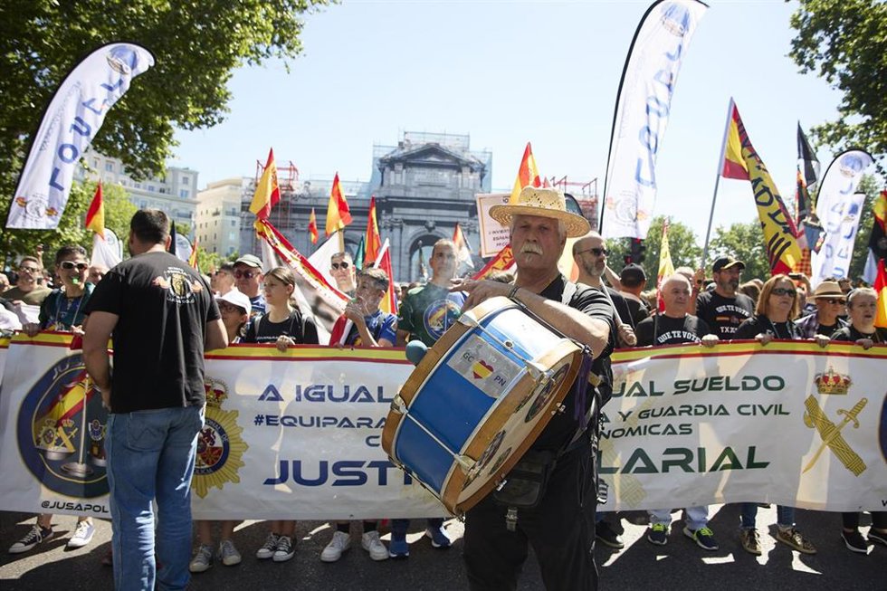 Archivo - Un hombre con un tambor durante una manifestación convocada por JUPOL bajo el lema 'Porque tu JUBILACIÓN es lo más importante de la EQUIPARACIÓN