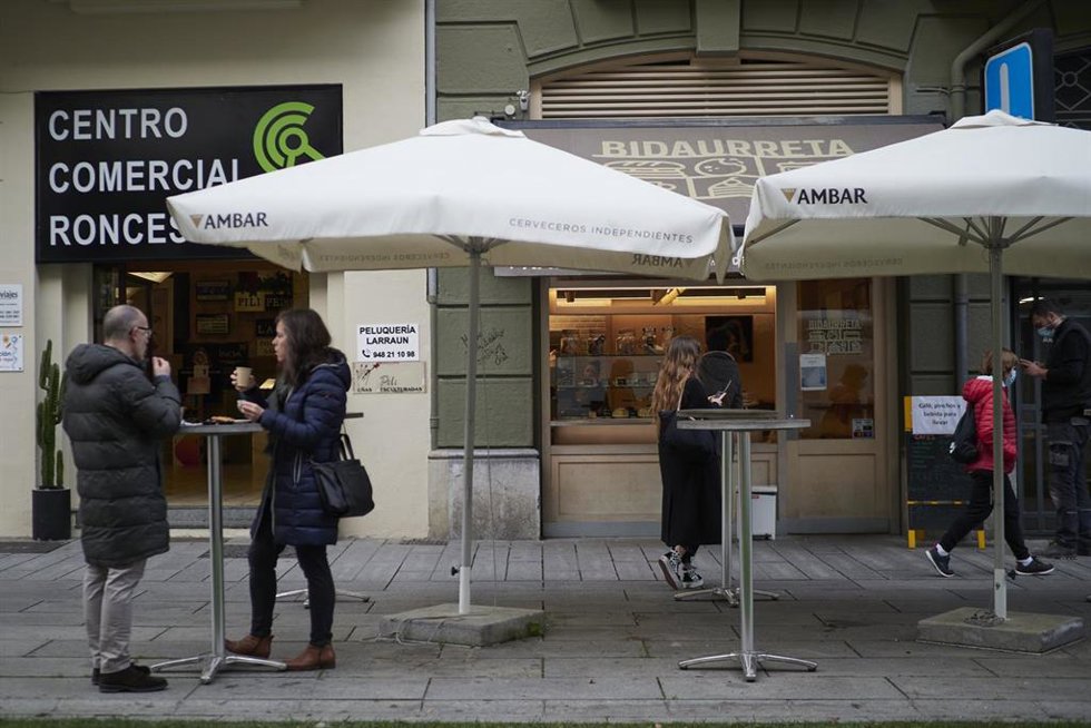 Archivo - Un hombre y una mujer en la terraza de un bar durante el primer día de la desescalada de la segunda ola del coronavirus, en una calle de Pamplona, Navarra (España), a 26 de noviembre de 2020.
