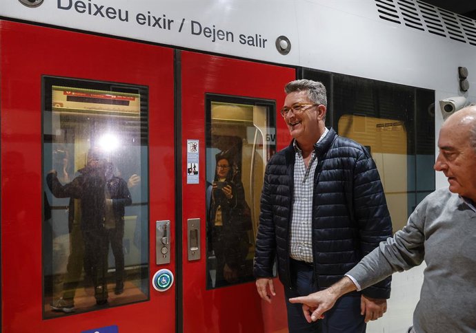 Archivo - Arxive - El conseller de Medi ambient, Infraestructures i Territori, Vicente Martínez Mus (i), durant les proves de circulació per a recuperar les línies de Metrovalencia, en la parada de metro Xàtiva, a 27 de novembre de 2024, a València