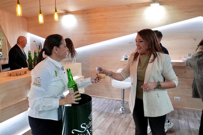 Carolina López, a la derecha