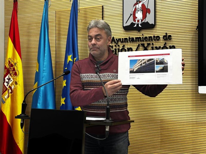 El concejal del Grupo Municipal socialista del Ayuntamiento de Gijón Ramón Tuero, en rueda de prensa en el Consistorio gijonés.