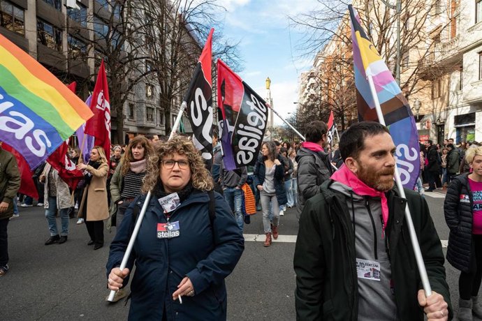 Decenas de personas se manifiestan un Bilbao durante la primera jornada de huelga en la enseñanza pública vasca