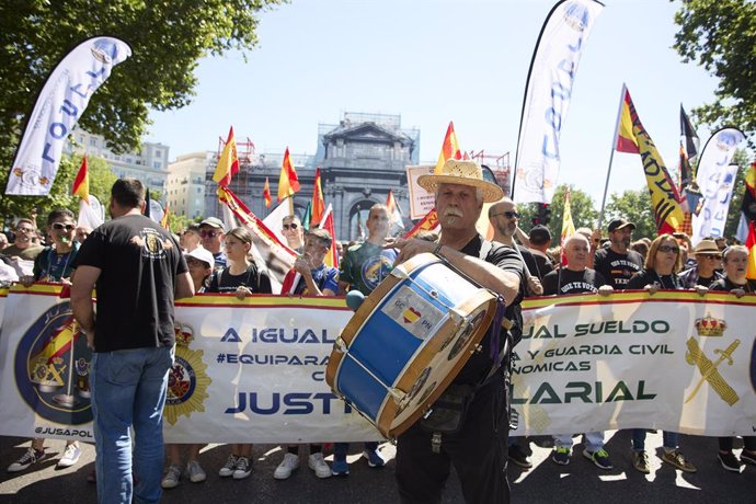 Archivo - Un hombre con un tambor durante una manifestación bajo el lema 'Porque tu JUBILACIÓN es lo más importante de la EQUIPARACIÓN’, a 6 de mayo de 2023, en Madrid (España). La protesta de los sindicatos del Cuerpo Nacional de Policía y de la Guardia 