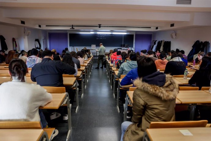 Archivo - Imagen de archivo de un grupo de personas en las pruebas de Formación Sanitaria Especializada convocada por el Ministerio de Sanidad en la Facultad de Informática de la Universidad Complutense de Madrid.