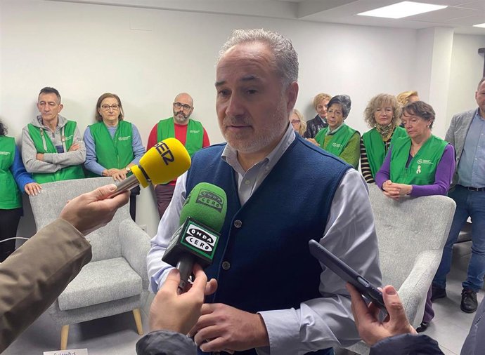 El pesidente de la AECC en Salamanca, Ángel Losada, junto a los voluntarios en la zona del salón