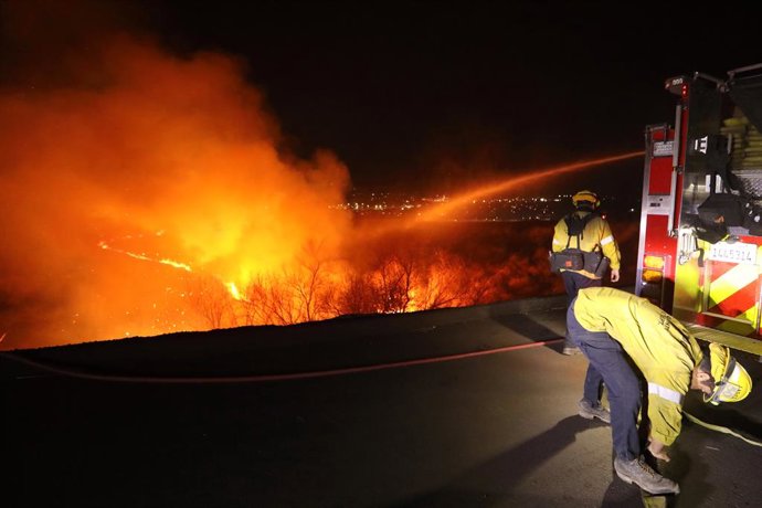 LOS ANGELES, Jan. 23, 2025  -- Firefighters battle the raging wildfire on a hill in Castaic, Los Angeles, California, the United States, on Jan. 22, 2025. A fast-moving brush fire erupted in Los Angeles County Wednesday morning, expanding to 8,096 acres (