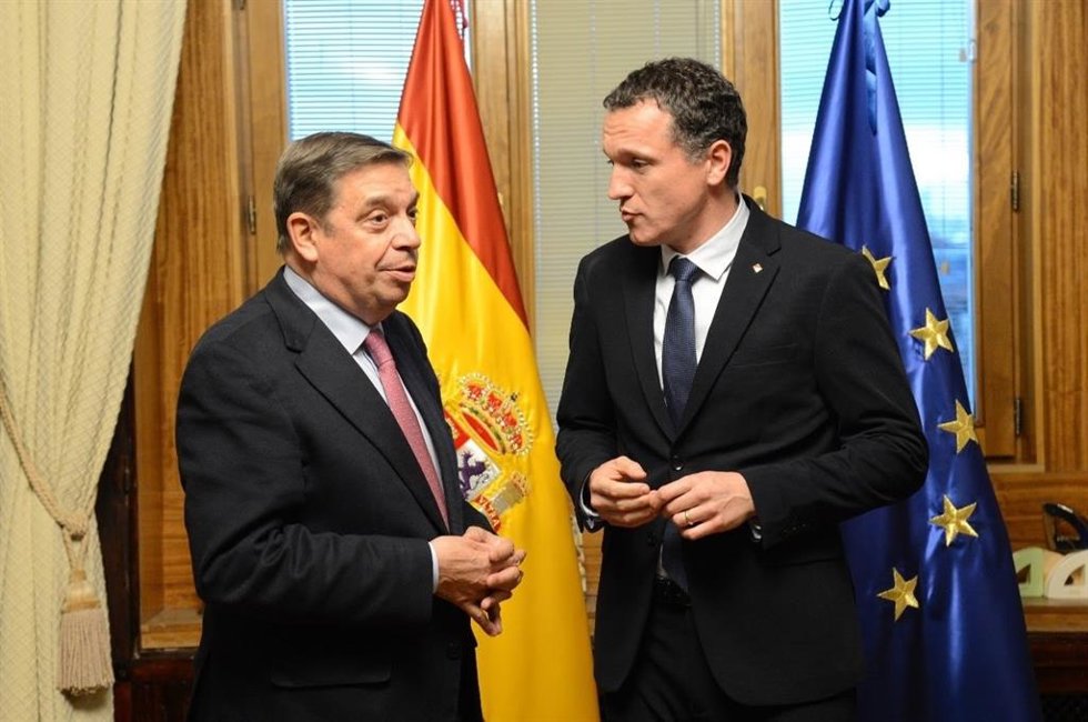 El ministro de Agricultura, Pesca y Alimentación, Luis Planas, y el conseller de Agricultura, Ganadería, Pesca y Alimentación de la Generalitat, scar Ordeig.