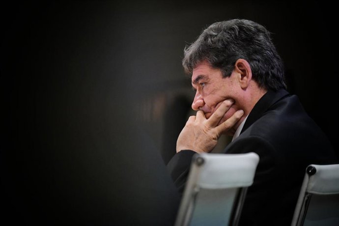 Archivo - El gobernador del Banco de España, José Luis Escrivá, durante las jornadas de Información Macroeconómica 2024, organizadas por la Asociación de Periodistas de Información Económica (APIE), en el Auditorio Allen & Overy, a 20 de noviembre de 2024