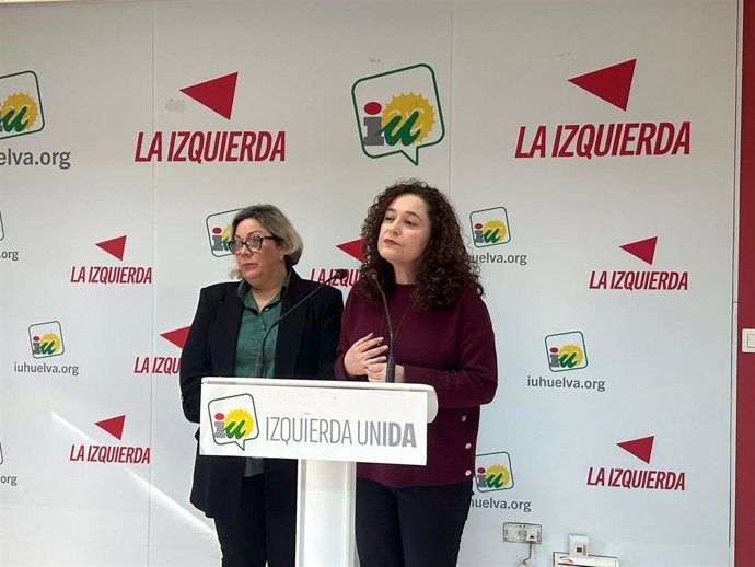 La portavoz del grupo Por Andalucía en el Parlamento Andaluz, Inmaculada Nieto (derecha), y la concejal de Con Andalucía en el Ayuntamiento de Huelva, Mónica Rossi.