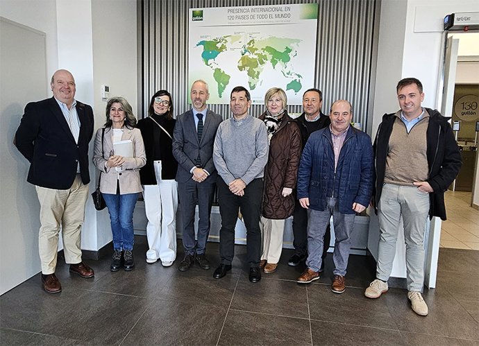 Delegación de FP Dual de la Consejería de Educación que ha visitado la empresa Gullón de Aguilar de Campoo (Palencia)