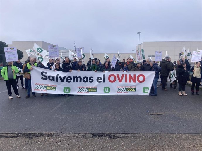 Concentración de UCCL a las puertas de Quesería Entrepinares.