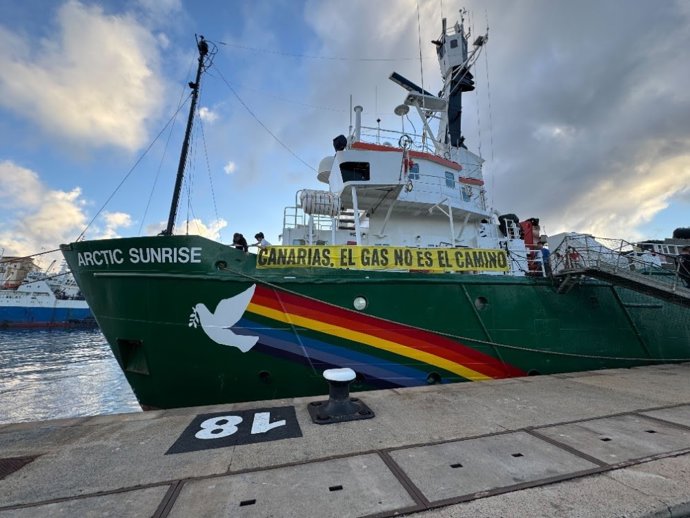El Arctic Sunrise de Greenpeace atracado en el Puerto de Las Palmas con la pancarta 'Canarias, el gas no es el camino'