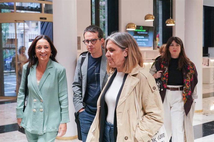 Archivo -  la portavoz de EH Bildu en el Parlamento Vasco Nerea Kortajarena junto a otros representantes de la formación soberanista