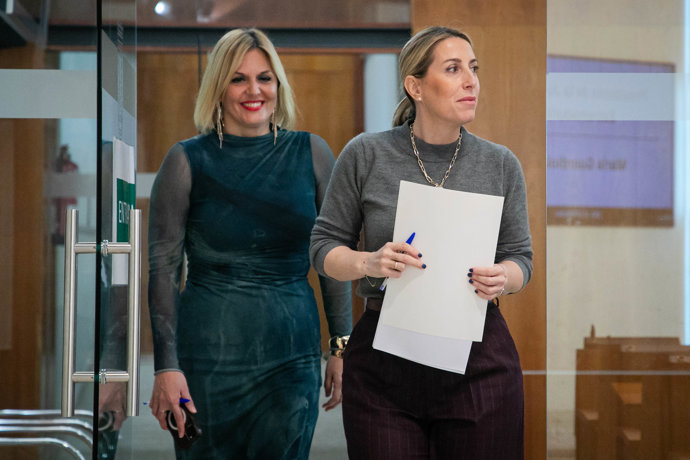 María Guardiola, junto a su consejera de Hacienda, Elena Manzano, en la sala de prensa de la Junta.