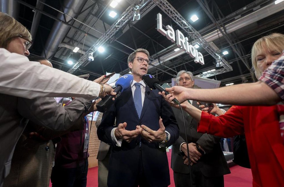 El presidente del Gobierno de La Rioja, Gonzalo Capellán, atiende a los medios de comunicación durante su visita al stand de la Rioja en la Feria Internacional de Turismo (FITUR), en IFEMA Madrid
