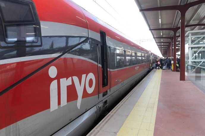 Un tren de Iryo en la estación de Chamartín-Clara Campoamor.