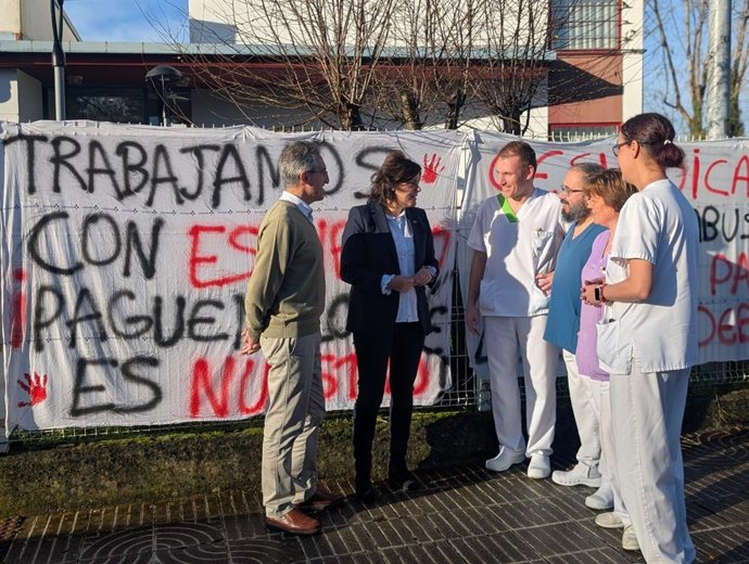 La diputada del PP Beatriz Polledo, con trabajadores del ERA en Noreña.