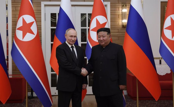 Archivo - FILED - 18 June 2024, North Korea, Pyongyang: Russian President Vladimir Putin and North Korean leader Kim Jong Un shake hands a head of their meeting during Putin's two day state visit. North Korea "will invariably support the policy of the Rus