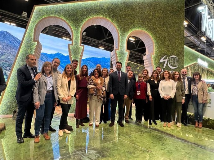 El presidente del PP de Asturias y portavoz en la Junta General, Álvaro Queipo, junto a miembros del PP en el pabellón de Asturias en Fitur