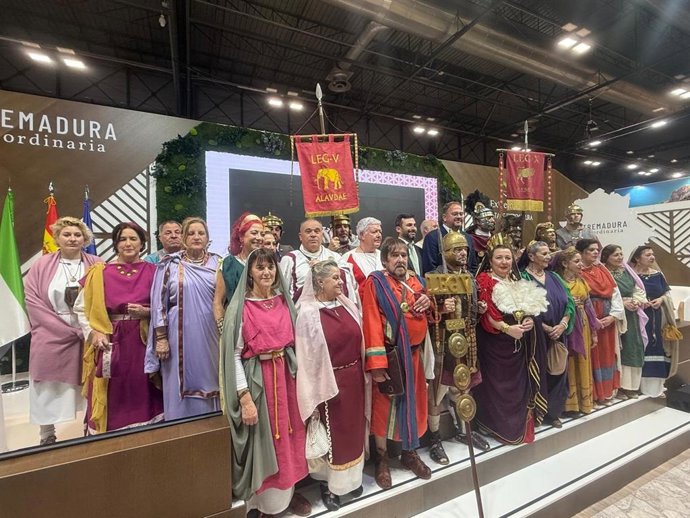 Vecinos de Mérida vestidos con ropas del s. I en la presentación de la fiesta recreacionista Emerita Lvdica en Fitur.