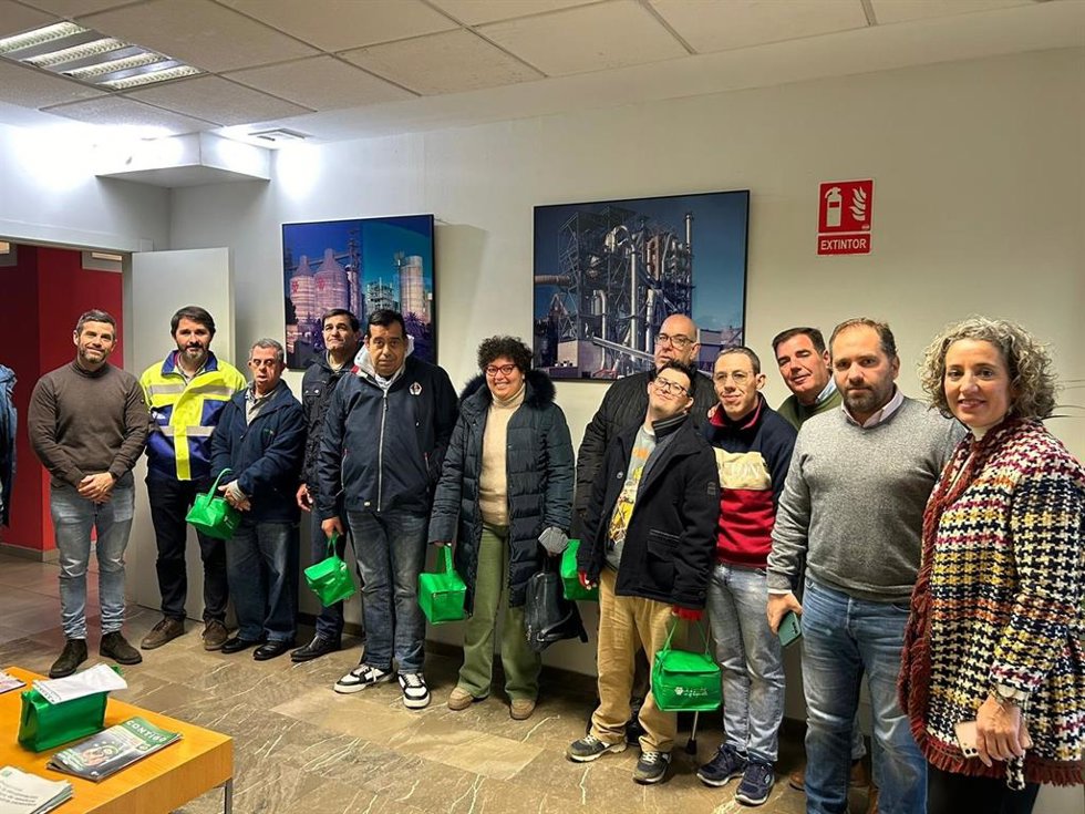 Representantes de Prolaya visitan la fábrica de Cementos Portland Valderrivas de Alcalá de Guadaíra (Sevilla).