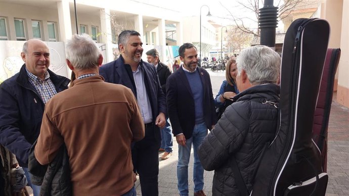 El secretario general del PSOE de Málaga, Daniel Pérez, y el portavoz de los socialistas de Málaga en la Diputación, Josele González, en Mijas.