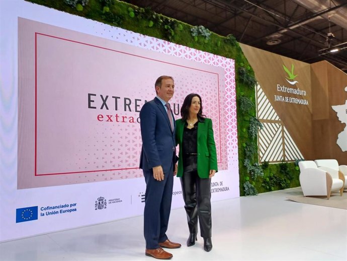 El director de área de Servicios Comerciale de Renfe, Javier  Pérez y la vicepresidenta Primera de la Diputación de Cáceres, Esther Gutiérrez, han presentado en Fitur los nuevos trenes turísticos de la provincia