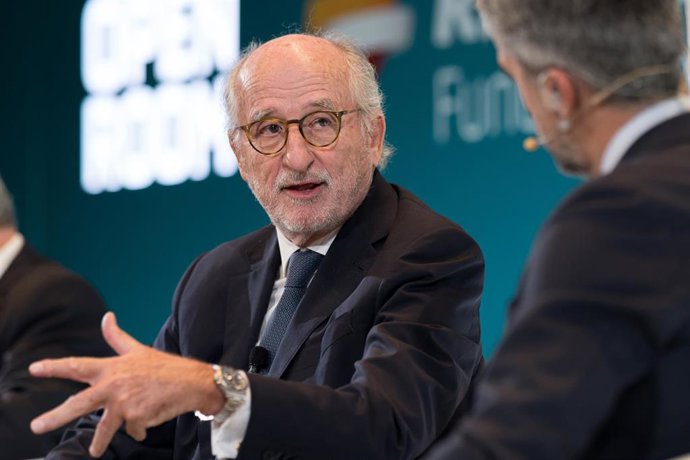 Archivo - El presidente de Repsol, Antonio Brufau, interviene durante la jornada para 'La transformación industrial hacia el Net Zero', en el Campus Repsol, a 9 de octubre de 2024, en Madrid (España). Organizado por la Fundación Repsol, este evento se cel