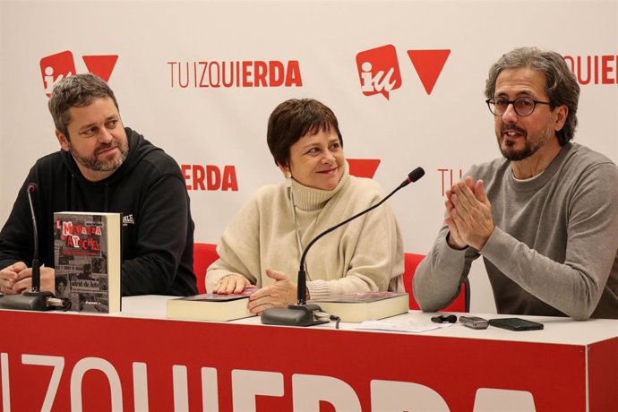 La diputada de IU, Henar Moreno, junto al autor de 'La Matanza de Atocha' y su editor