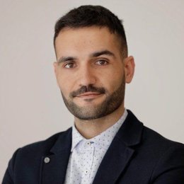 Ernesto Colomo, nuevo director de Secretariado de Enseñanzas en línea es profesor titular de Tecnología Educativa en la Universidad de Málaga (UMA); doctor en Ciencias de la Educación; y máster en Cambio social y profesiones educativas.