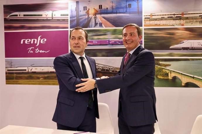 El director del área de Alta Velocidad y otros Servicios Comerciales, Javier Pérez, y el director de Movilidad Interurbana de Avanza, José Luis Román.