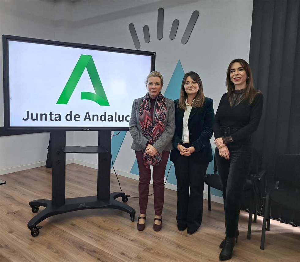 La delegada territorial de Empleo, Empresa y Trabajo Autónomo de la Junta de Andalucía en Málaga, Carmen Sánchez Sierra, junto a la de Justicia, Teresa Pardo, y la decana de la Abogacía malagueña, Flor Carrasco.