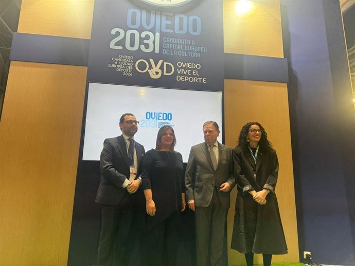 El concejal de Cultura de Oviedo, David Álvarez; la vicepresidenta del Principado, Gimena Llamedo; el alcalde de Oviedo, Alfredo Canteli; y la consejera de Cultura de Asturias, Vanessa Gutiérrez, en Fitur.