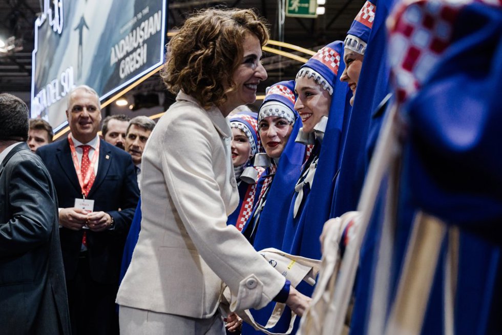 La vicepresidenta primera y ministra de Hacienda, María Jesús Montero visita el pabellón de Andalucía y recorre los expositores de las provincias andaluzas, en la Feria Internacional de Turismo Fitur 2025, en IFEMA Madrid, a 23 de enero de 2025, en 