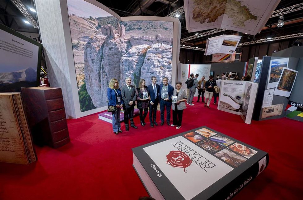 El presidente del Gobierno de La Rioja, Gonzalo Capellán(3d), posa durante su visita al stand de la Rioja en la Feria Internacional de Turismo (FITUR)