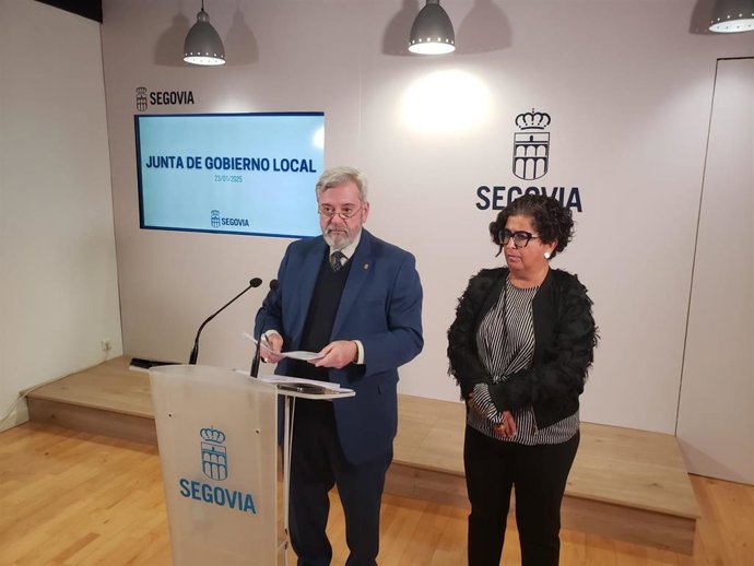 El concejal de Urbanismo, Alejandro González-Salamaca, con la concejal de Hacienda, Rosalía Serrano.