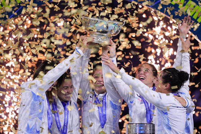 Archivo - Team Italy celebrate the victory as BJKC champions after winning against Slovakia during the Billie Jean King Cup BJKC 2024 tennis Final match played between Slovakia and Italy at Martin Carpena Pavilion on November 20, 2024, in Malaga, Spain