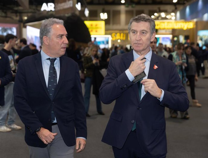 El vicesecretario de Coordinación Autonómica, Local y Análisis Electoral del PP y diputado nacional por Málaga, Elías Bendodo (i) y el presidente del Partido Popular, Alberto Núñez Feijóo (d), durante su visita al estand de Badalona, en la Feria Internaci