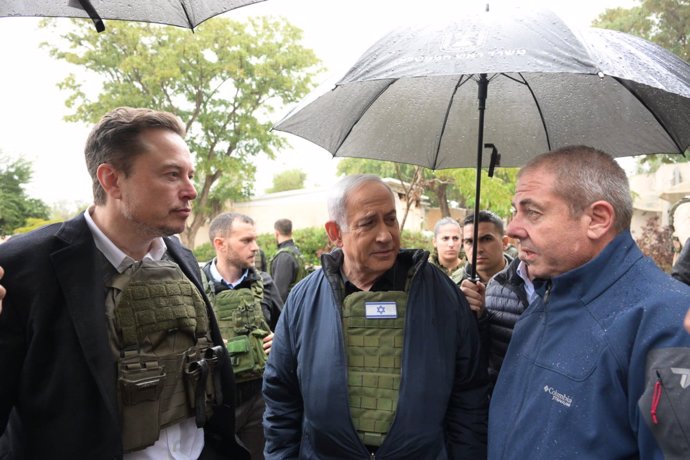 Archivo - HANDOUT - 27 November 2023, Israel, Kfar Aza: Israeli Prime Minister Benjamin Netanyahu (C) and Tesla CEO Elon Musk (L) visit Kibbutz Kfar Aza in the border area with the Gaza Strip after being hit by Hamas. Photo: Amos Ben Gershom/Israel Gpo vi