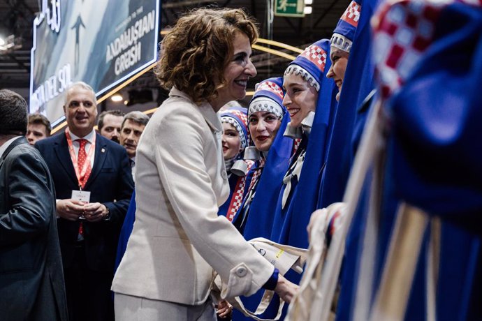 La vicepresidenta primera y ministra de Hacienda, María Jesús Montero visita el pabellón de Andalucía y recorre los expositores de las provincias andaluzas, en la Feria Internacional de Turismo Fitur 2025, en IFEMA Madrid, a 23 de enero de 2025, en Madrid