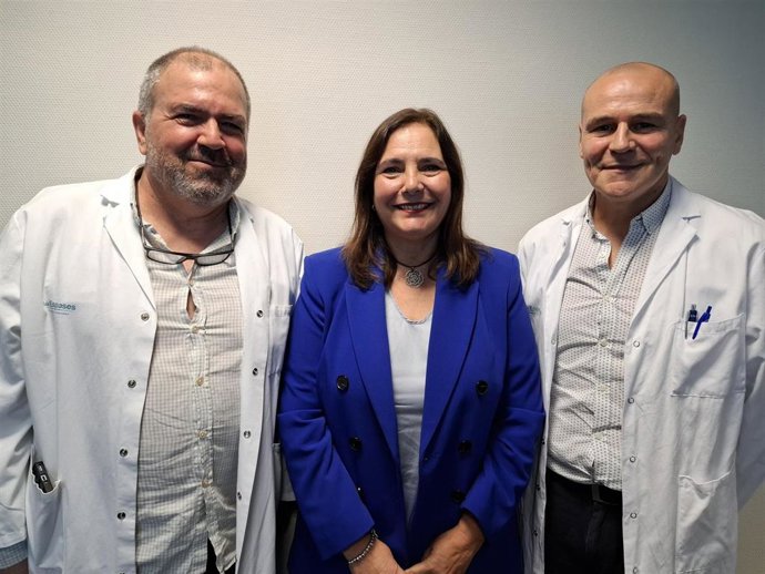 La consellera de Salud, Manuela García, junto a los dos doctores del Idisba que liderarán el proyecto.
