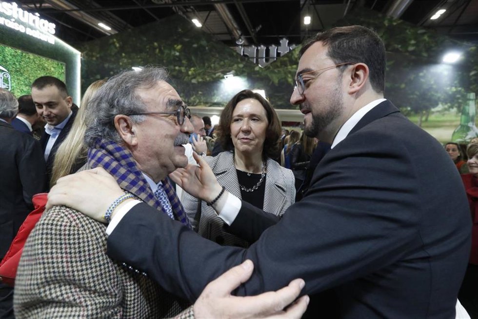 El presidente del Principado, Adrián Barbón, saluda al empresario Blas Herrero en Fitur.