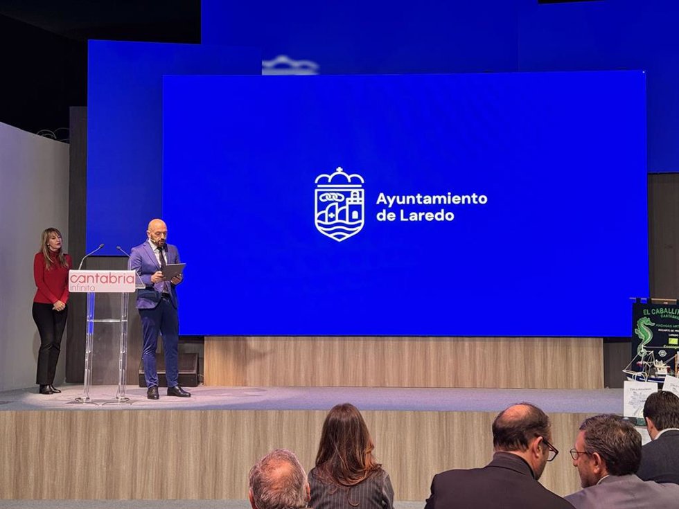 El alcalde de Laredo, Miguel González, presenta en Fitur " el vídeo promocional de la villa para 2025 y su nueva imagen corporativa