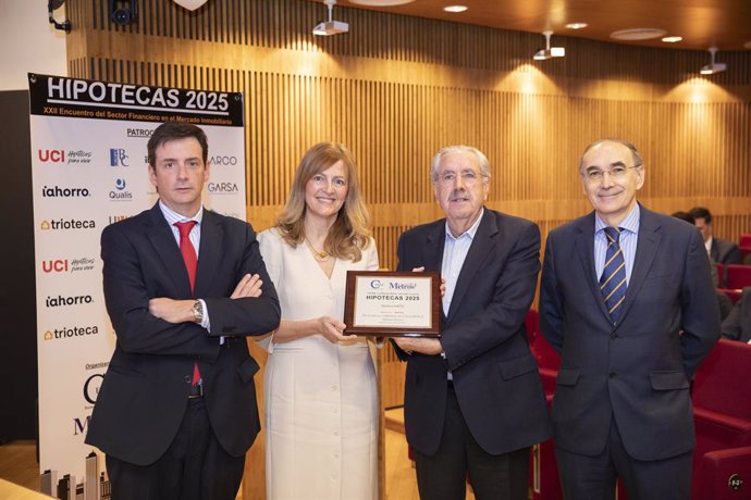 Archivo - La hipoteca inversa de Santander y Mapfre recibe el premio 'Hipotecas 2025'