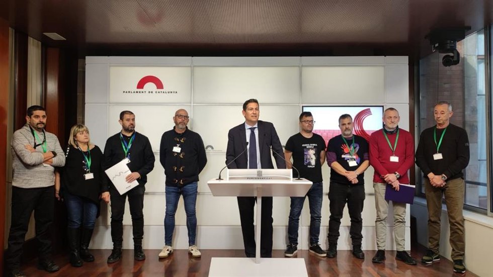 El diputado de Vox Sergio Macián junto con representantes de sindicatos de prisiones en una rueda de prensa en el Parlament
